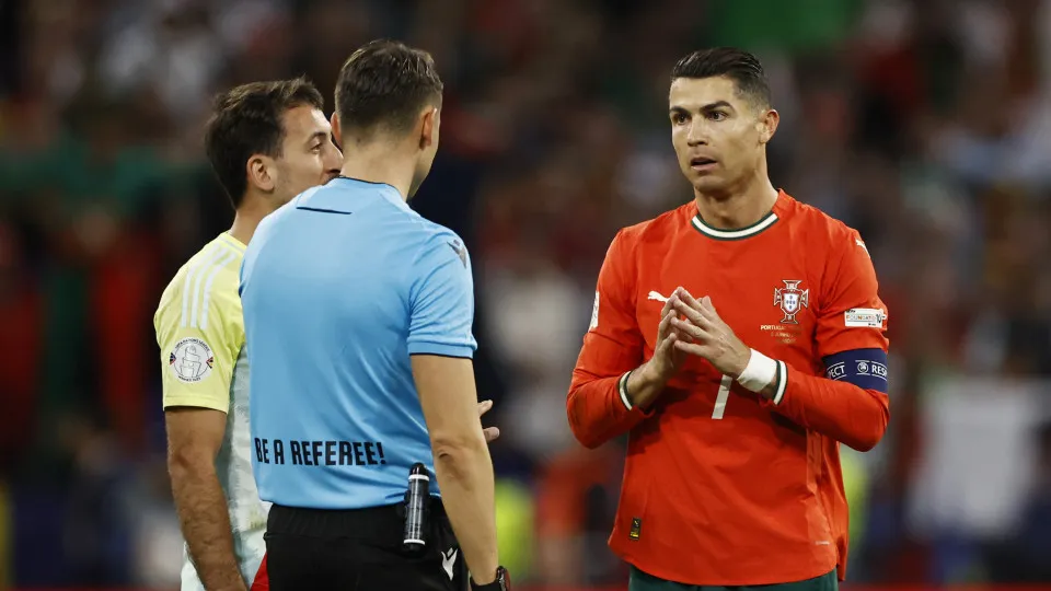 MUNCHEN - (L-R) Mikel Oyarzabal of Spain, referee Sandro Scharer, Cristiano Ronaldo of Portugal during the UEFA Nations League final Portugal v. Spain at the Munich Football Arena on June 8, 2025 in Munich, . ANP | Hollandse Hoogte | MAURICE VAN ST