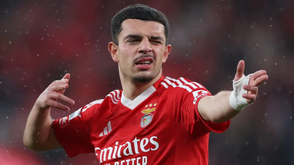 Benfica's Swiss forward #07 Zeki Amdouni celebrates scoring his team's first goal during the Portuguese League football match between SL Benfica and CD Nacional da Madeira at Estadio da Luz stadium in Lisbon on March 8, 2025. (Photo by CARLOS COSTA / AFP)