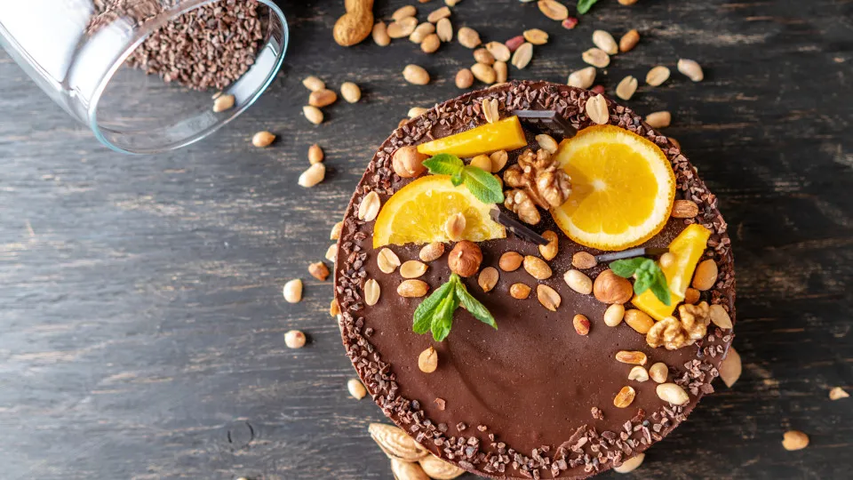 bolo de laranja, amêndoa e cobertura de chocolate