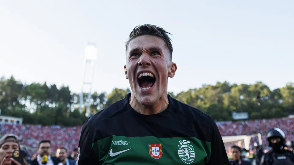 LISBON, PORTUGAL - MAY 25: Viktor Gyokeres of Sporting celebrating the 2025 Portuguese Cup title after winning SL Benfica at Estadio Nacional do Jamor on May 25, 2025 in Lisbon, Portugal. (Photo by Maciej Rogowski/Eurasia Sport Images/Getty Images)