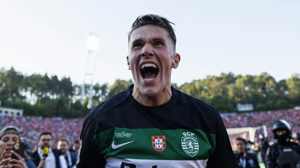 LISBON, PORTUGAL - MAY 25: Viktor Gyokeres of Sporting celebrating the 2025 Portuguese Cup title after winning SL Benfica at Estadio Nacional do Jamor on May 25, 2025 in Lisbon, Portugal. (Photo by Maciej Rogowski/Eurasia Sport Images/Getty Images)
