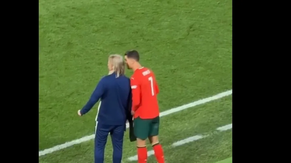 A cena repete-se. Cristiano Ronaldo 'virou' treinador no Portugal-Espanha