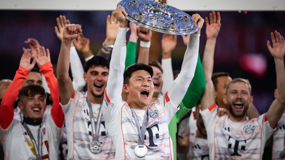MUNICH,  - MAY 10: Minjae Kim of FC Bayern Muenchen lifts the trophy after the Bundesliga match between FC Bayern München and Borussia Mönchengladbach at Allianz Arena on May 10, 2025 in Munich, . (Photo by F. Noever/FC Bayern via Getty Imag