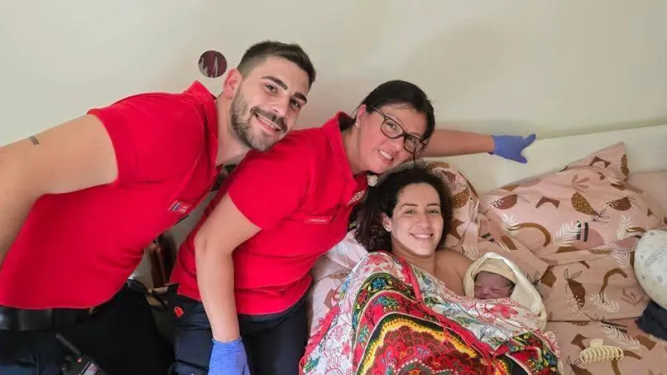 Bombeiros de S. Mamede de Infesta ajudam bebé a nascer em casa
