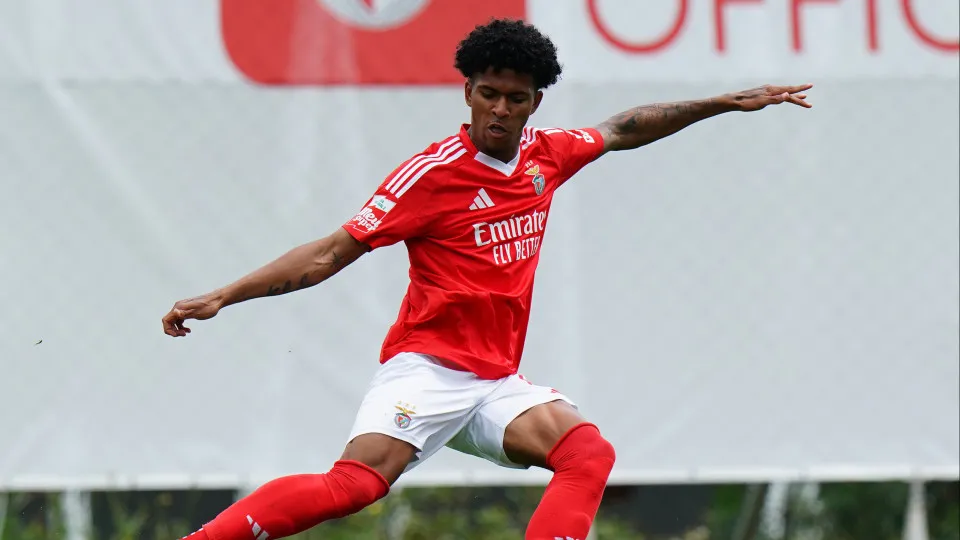 SEIXAL, PORTUGAL - APRIL 13:  Joshua Wynder of SL Benfica B in action during the Liga Portugal 2 Meu Super match between SL Benfica B and CS Maritimo at Benfica Campus on April 13, 2025 in Seixal, Portugal.  (Photo by Gualter Fatia/Getty Images)
