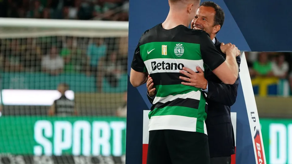 LISBON, PORTUGAL - MAY 17: Goal scorer Viktor Gyokeres of Sporting CP celebrates with President Frederico Varandas of Sporting CP after winning the Liga Portugal Betclic during the Champions Trophy Celebrations Liga Portugal Betclic at the end of the matc