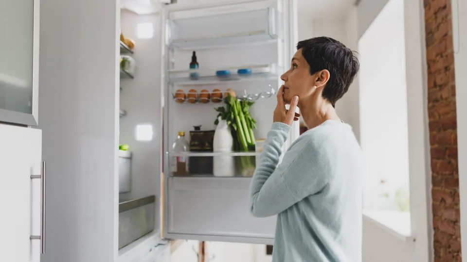 O melhor é parar de guardar os alimentos assim no frigorífico