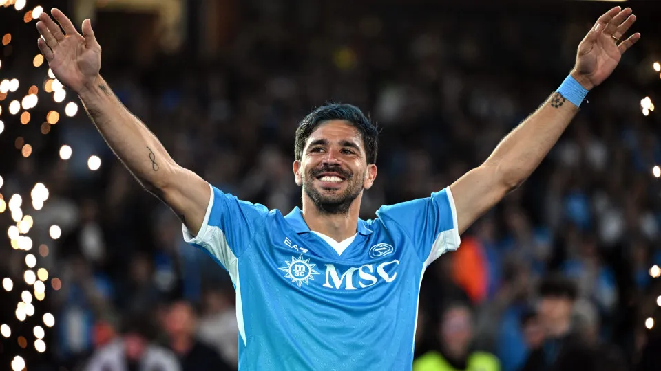 NAPLES, ITALY - MAY 23: Giovanni Simeone of Napoli celebrates the championship victory at the end of the Serie A match between Napoli and Cagliari at Stadio Diego Armando Maradona on May 23, 2025 in Naples, Italy. (Photo by Image Photo Agency/Getty Images