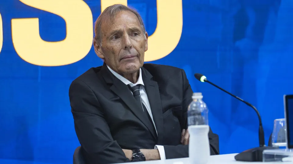 EZEIZA, ARGENTINA - JUNE 2: Miguel Angel Russo speaks at a press conference during the official presentation as the new head coach of Boca Juniors at Boca Predio on June 2, 2025 in Ezeiza, Argentina. (Photo by Sebastián Rodeiro/Getty Images)