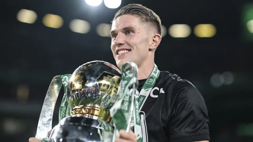 Sporting Lisbon's Swedish forward #09 Viktor Gyokeres poses with the trophy after the Portuguese League football match between Sporting CP and Vitoria Guimaraes SC at Jose Alvalade stadium in Lisbon, on May 17, 2025. Sporting Lisbon defended their Portugu