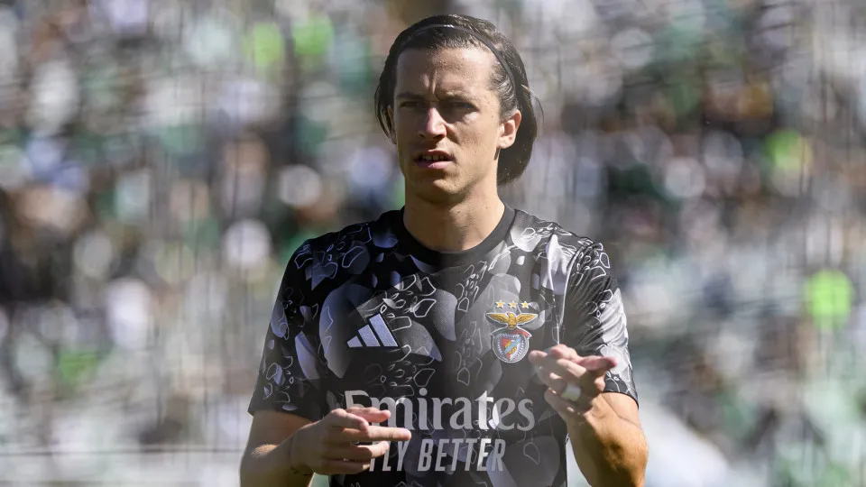 LISBON, PORTUGAL - MAY 25: Álvaro Carreras of SL Benfica warming up prior to the Portuguese Cup final match between SL Benfica and Sporting CP at Estadio Nacional do Jamor on May 25, 2025 in Lisbon, Portugal. (Photo by Miguel Lemos/Eurasia Sport Images/Ge
