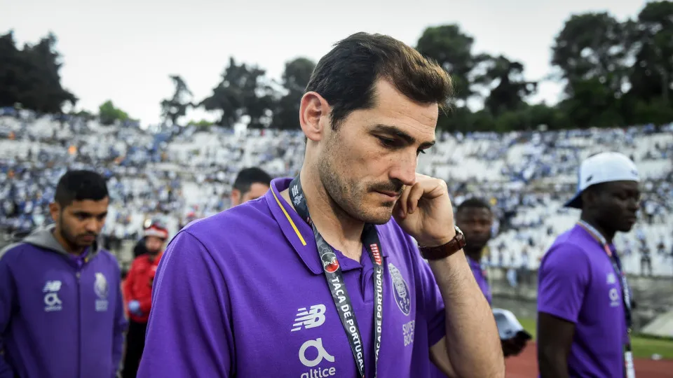 Porto's Spanish goalkeeper Iker Casillas reacts at the end of Portugal's Cup final football match between Sporting CP and FC Porto at Jamor stadium in Oeiras, outskirts of Lisbon on May 25, 2019. (Photo by PATRICIA DE MELO MOREIRA / AFP)        (Photo cre