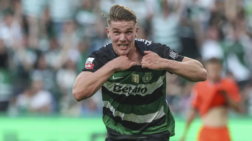 LISBON, PORTUGAL - MAY 17: Viktor Gyokeres of Sporting CP celebrates scoring Sporting CP second goal during the Liga Portugal Betclicmatch between Sporting Clube de Portugal and Vitoria SC at Estadio Jose Alvalade on May 17, 2025 in Lisbon, Portugal. (Pho