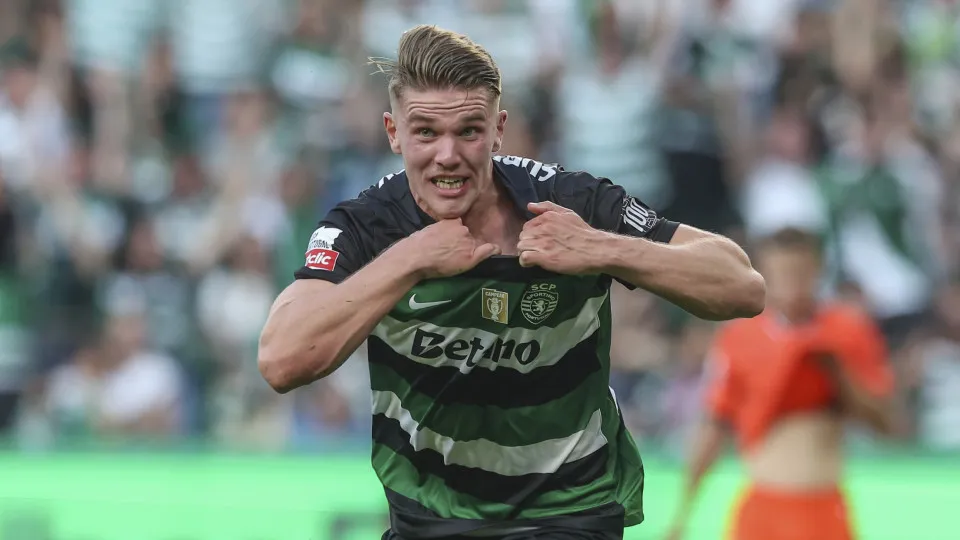 LISBON, PORTUGAL - MAY 17: Viktor Gyokeres of Sporting CP celebrates scoring Sporting CP second goal during the Liga Portugal Betclicmatch between Sporting Clube de Portugal and Vitoria SC at Estadio Jose Alvalade on May 17, 2025 in Lisbon, Portugal. (Pho