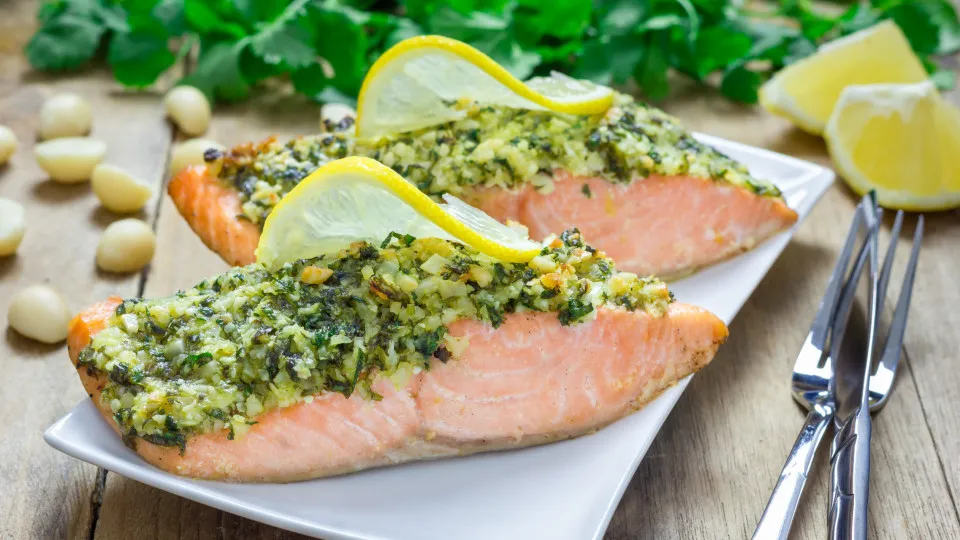salmão com crosta de ervas