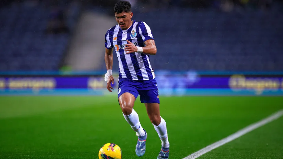 PORTO, PORTUGAL - MARCH 15: William Gomes of FC Porto controls the ball during the Liga Portugal Betclic match between FC Porto and AVS at Estadio do Dragao on March 15, 2025 in Porto, Portugal. (Photo by Diogo Cardoso/Getty Images)
