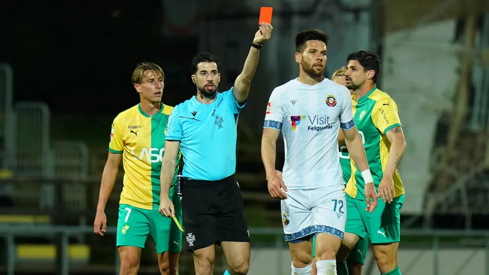 MAFRA, PORTUGAL - MARCH 31: Referee Goncalo Neves shows a red card to Guilherme Ferreira of FC Felgueiras during the Liga Portugal 2 Meu Super match between CD Mafra and FC Felgueiras at Estadio do Parque Desportivo Municipal de Mafra on March 31, 2025 in