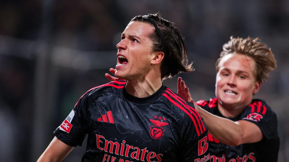 GUIMARAES, PORTUGAL - APRIL 19: Alvaro Carreras of Sport Lisboa e Benfica celebrates after scoring his team's second goal during the Liga Portugal Betclic match between Vitoria SC and Sport Lisboa e Benfica at Estadio D. Afonso Henriques on April 19, 2025
