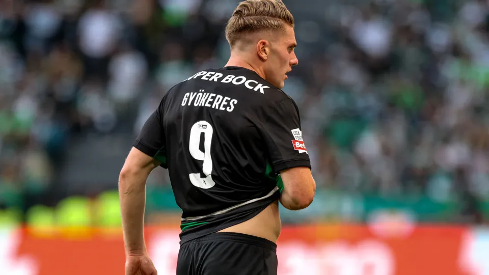 Viktor Gyokeres participates in the Liga Portugal Betclic match between Sporting CP and Vitoria SC at Estadio Jose de Alvalade in Lisbon, Portugal, on May 17, 2025. (Photo by Valter Gouveia/NurPhoto via Getty Images)