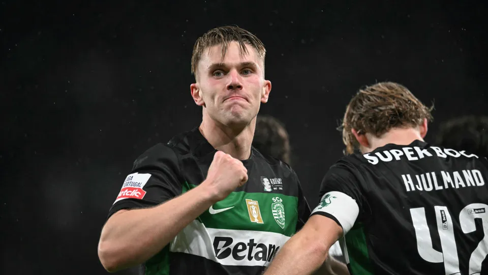 Sporting Lisbon's Swedish forward #09 Viktor Gyokeres celebrates scoring his team's third goal during the Portuguese League football match between Sporting and Moreirense FC at Jose Alvalade stadium in Lisbon April 18, 2025. (Photo by Patricia DE MELO