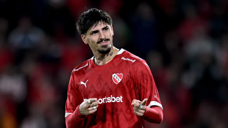 AVELLANEDA, ARGENTINA - MAY 24: Kevin Lomonaco of Independiente celebrates after scoring the team's fourth penalty in the penalty shoot out during a Torneo Apertura Betano 2025 semifinal match between Independiente and Huracan at Estadio Libertadores de A