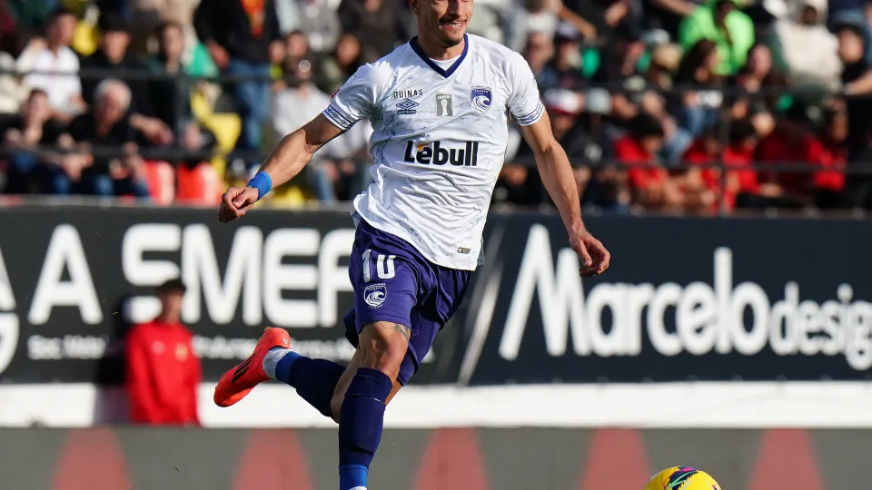 AMADORA, PORTUGAL - FEBRUARY 23:  Ricardinho of CD Santa Clara in action during the Liga Portugal Betclic match between CF Estrela da Amadora and CD Santa Clara at Estadio Jose Gomes on February 23, 2025 in Amadora, Portugal. (Photo by Gualter Fatia/Getty