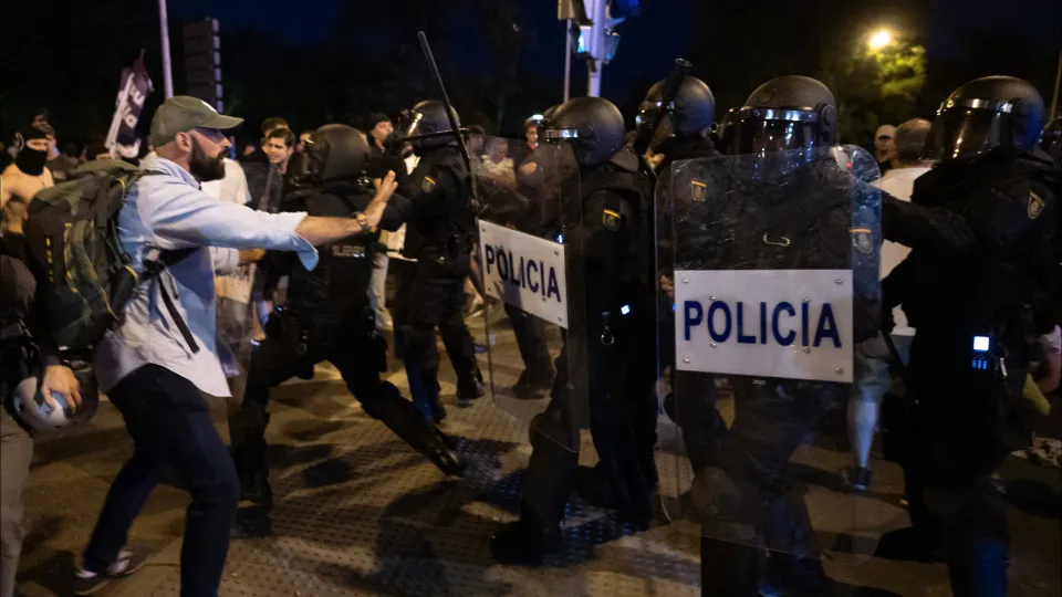 Manifestantes liderados pelo Vox pediram demissão de Pedro Sánchez