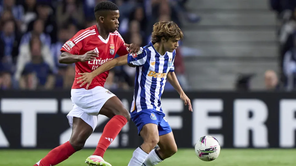 Florentino of SL Benfica competes for the ball with Rodrigo Mora of FC Porto during the Liga Portugal Betclic match between FC Porto and SL Benfica at Estadio Do Dragao in Porto, Portugal, on April 6, 2025. (Photo by Jose Manuel Alvarez Rey/JAR Sport Imag