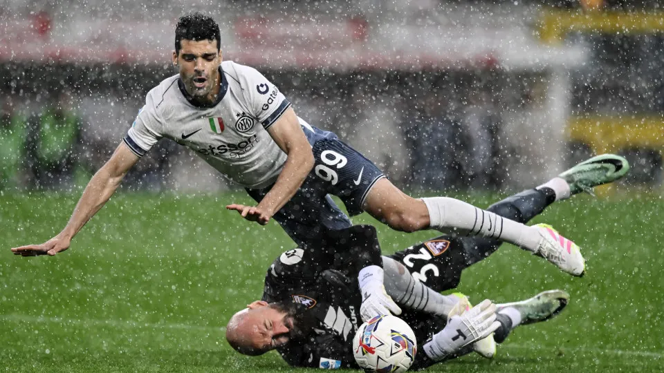 TURIN, ITALY - MAY 11: Mehdi Taremi of Internazionale competes for the ball with Vanja Milinkovic Savic of Torino FC during the Serie A match between Torino and FC Internazionale at Stadio Olimpico di Torino on May 11, 2025 in Turin, Italy. (Photo by Imag