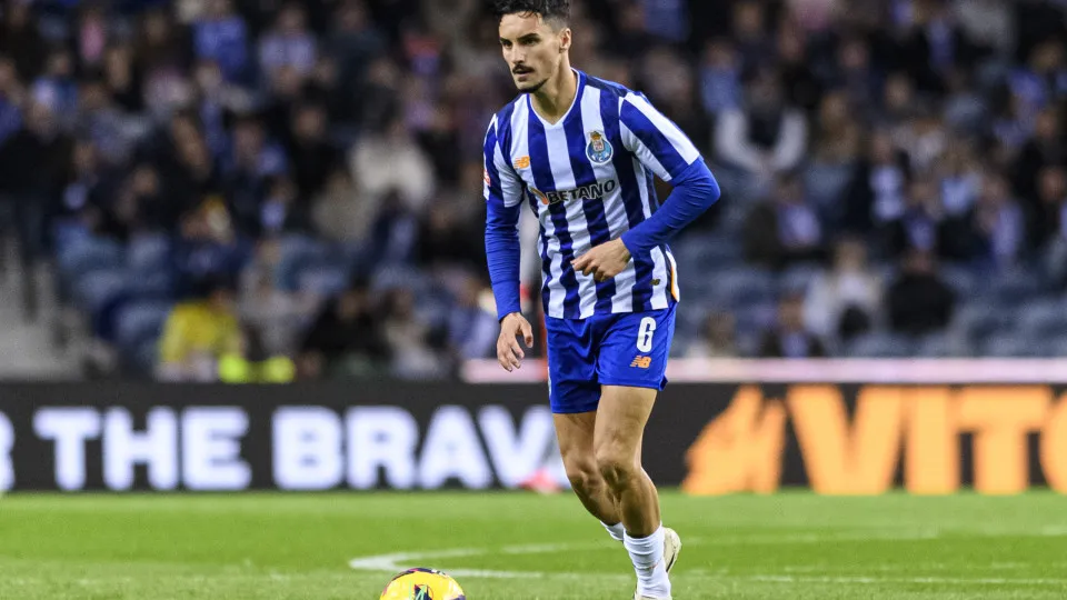 PORTO, PORTUGAL - MARCH 15: Stephen Eustáquio of FC Porto looks to pass the ball during the Liga Portugal Betclic match between FC Porto and AVS at Estádio do Dragão on March 15, 2025 in Porto, Portugal. (Photo by Miguel Lemos/Eurasia Sport Images/Getty I