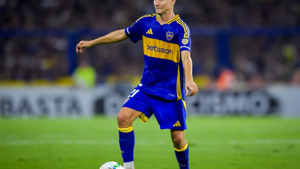 BUENOS AIRES, ARGENTINA - FEBRUARY 25: Ander Herrera of Boca Juniors drives the ball during a Copa CONMEBOL Libertadores 2025 match between Boca Juniors and Alianza Lima at Estadio Alberto J. Armando on February 25, 2025 in Buenos Aires, Argentina. (Photo