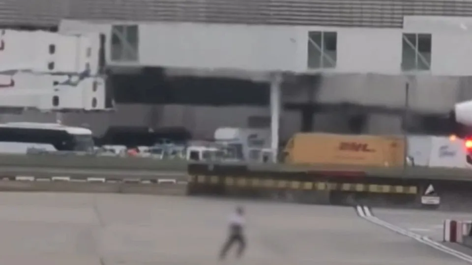 Foge a correr pela pista do aeroporto de Heathrow