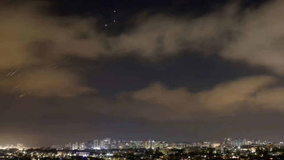 Irão ataca Israel