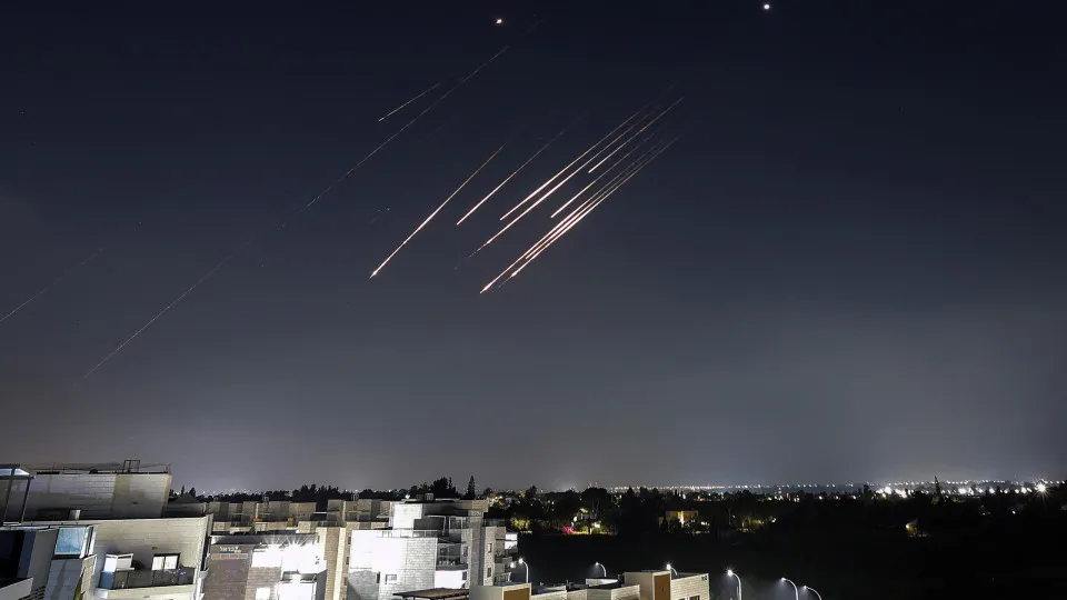 Mísseis iranianos 'rasgam' céus israelitas