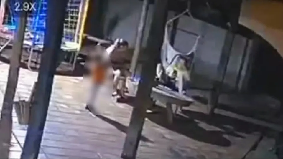 Criança de dois anos mata mãe no quintal de casa com arma do pai