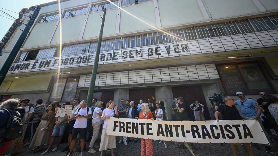 Centenas juntam-se em Lisboa para condenar violência após agressão a ator