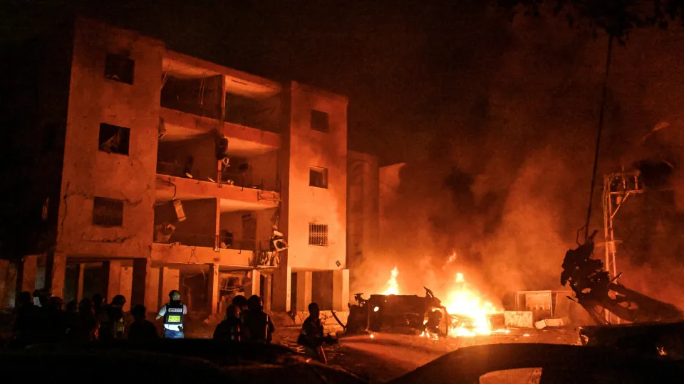 Mísseis do Irão atingem prédios residenciais
