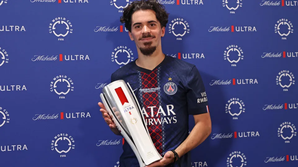 PASADENA, CALIFORNIA - JUNE 15: Vitinha #17 of Paris Saint-Germain poses for a photo with the Superior Player of the Match award after the FIFA Club World Cup 2025 group B match between Paris Saint-Germain FC and Club Atletico de Madrid at Rose Bowl Stadi