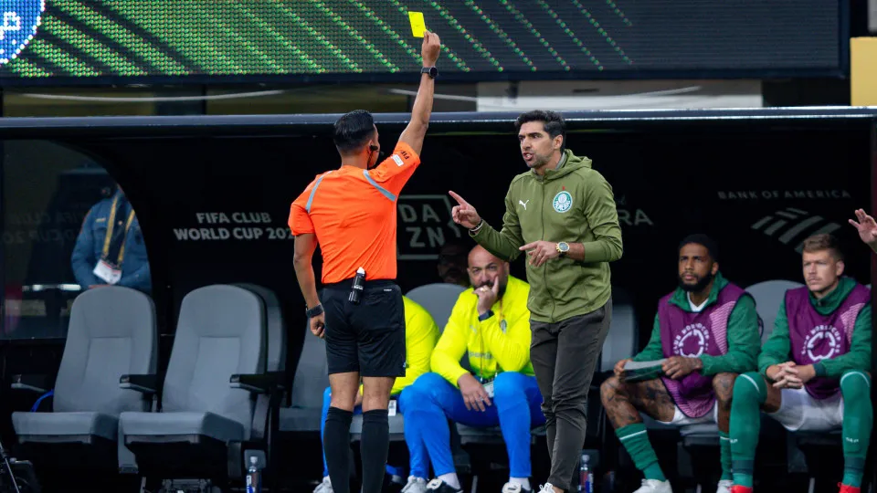 EAST RUTHERFORD, NEW JERSEY - JUNE 15: Honduran referee Said Martinez shows a yellow card to Palmeiras' Portuguese head coach Abel Ferreira during the FIFA Club World Cup 2025 group A match between SE Palmeiras and FC Porto at MetLife Stadium on June 15, 