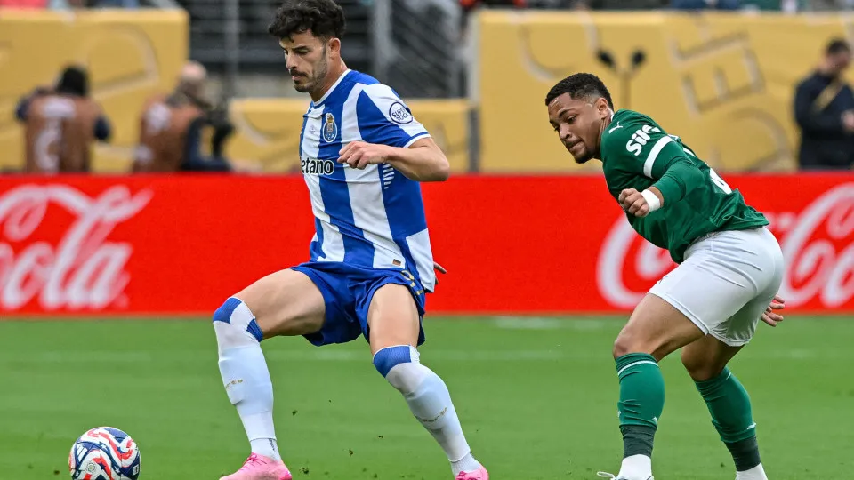 EAST RUTHERFORD, NEW JERSEY - JUNE 15: Zé Pedro of Porto controls the ball against Vitor Roque of Palmeiras during the FIFA Club World Cup 2025 group A match between SE Palmeiras and FC Porto at MetLife Stadium on June 15, 2025 in East Rutherford, New Jer