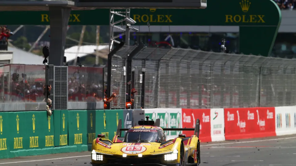 Ferrari 83 corta a meta das 24 Horas de Le Mans 2025 como vencedor.