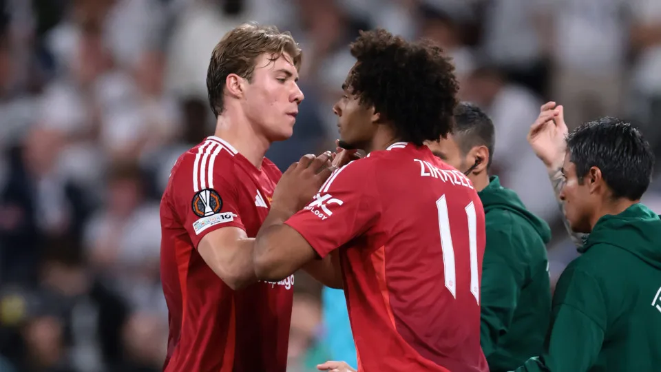 BILBAO, SPAIN - MAY 21: Rasmus Hojlund of Manchester United FC is substituted for Joshua Zirkzee during the UEFA Europa League Final 2025 between Tottenham Hotspur and Manchester United at Estadio San Mames on May 21, 2025 in Bilbao, Spain. (Photo by Jona