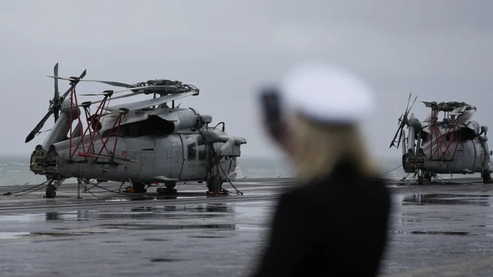 Porta-aviões norte-americano Nimitz