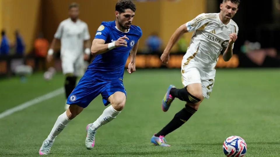 ATLANTA, GEORGIA - JUNE 16: Pedro Neto #7 of Chelsea FC dribbles the ball against Ryan Hollingshead #24 of LAFC during the FIFA Club World Cup 2025 group D match between Chelsea FC and Los Angeles Football Club at Mercedes-Benz Stadium on June 16, 2025 in