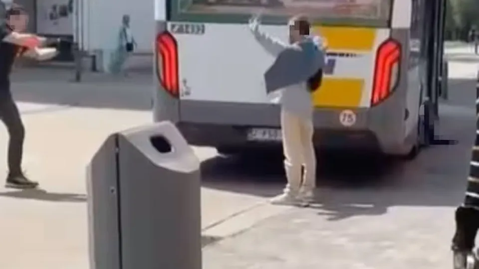 Vídeo mostra detenção de homem que matou idoso em autocarro na Bélgica
