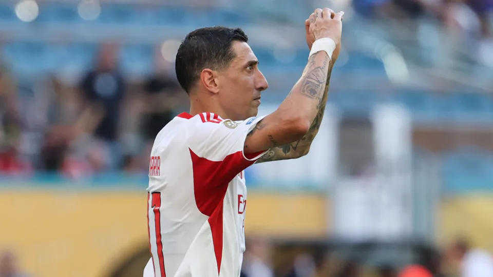 MIAMI GARDENS, FLORIDA - JUNE 16: Angel Di Maria #11 of SL Benfica celebrates scoring his team's first goal during the FIFA Club World Cup 2025 group C match between CA Boca Juniors and SL Benfica at Hard Rock Stadium on June 16, 2025 in Miami Gardens, Fl