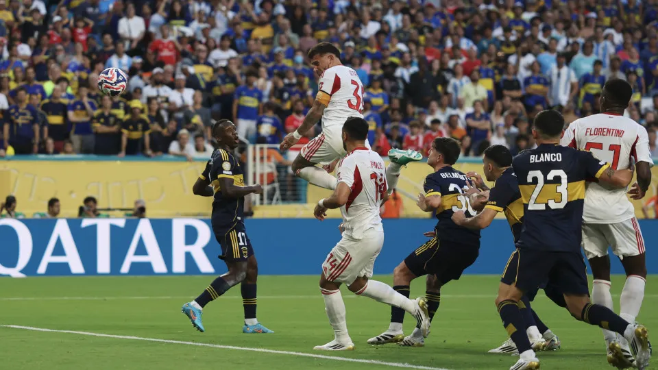 MIAMI GARDENS, FLORIDA - JUNE 16: Nicolas Otamendi #30 of SL Benfica scores his team's second goal during the FIFA Club World Cup 2025 group C match between CA Boca Juniors and SL Benfica at Hard Rock Stadium on June 16, 2025 in Miami Gardens, Florida. (P
