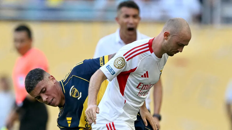 Boca Juniors' Argentine defender #32 Ayrton Costa and Benfica's Norwegian midfielder #08 Fredrik Aursnes fight for the ball during the FIFA Club World Cup 2025 Group C football match between Argentina's Boca Juniors and Portugal's Benfica at the Hard Rock