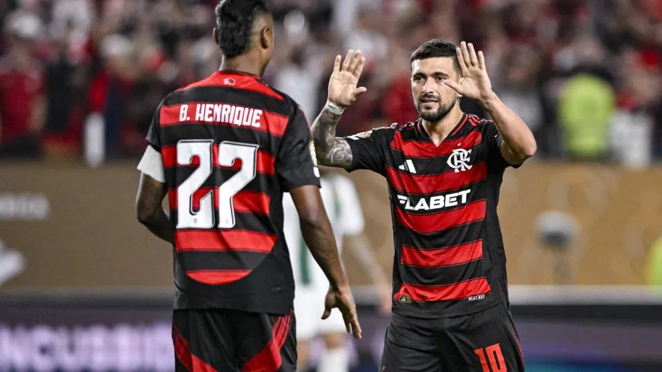 PHILADELPHIA, PENNSYLVANIA - JUNE 16: Giorgian de Arrascaeta of CR Flamengo (R) and Bruno Henrique of CR Flamengo (L) celebrate after Luiz Araújo of CR Flamengo (not pictured) scores the team's second goalduring the FIFA Club World Cup 2025 group D match 