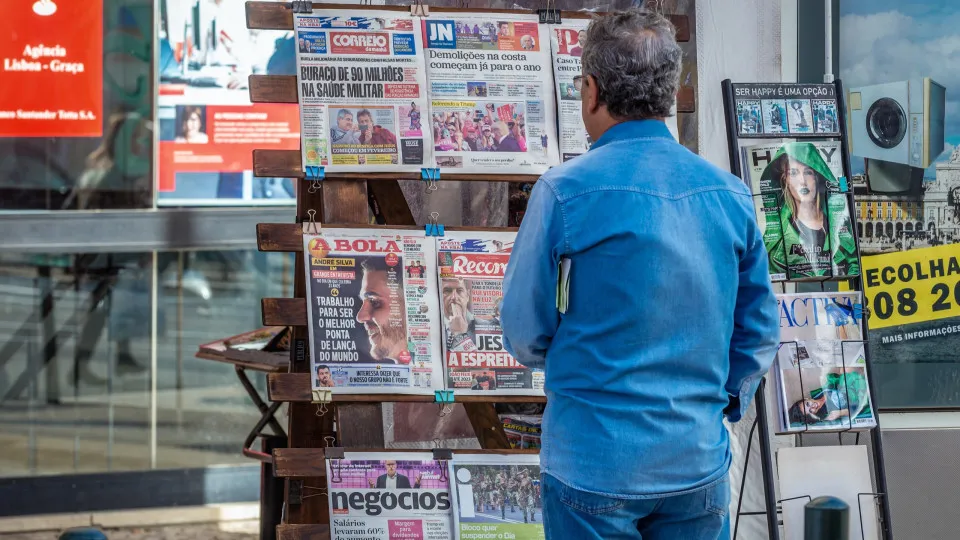 banca de jornais, meios de comunicação, jornalismo, homem